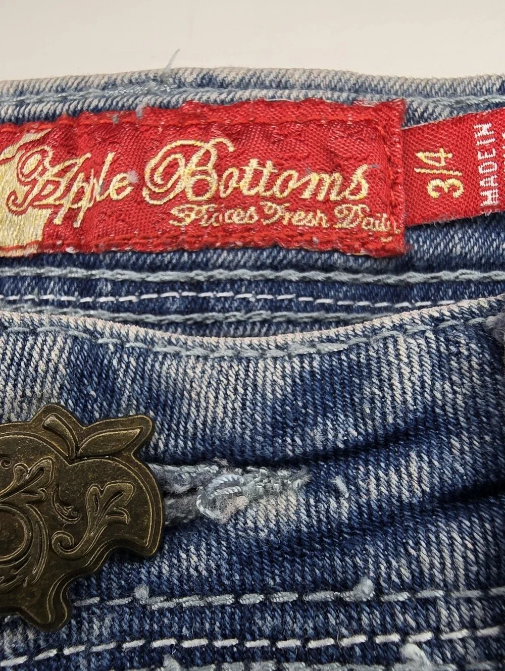 ​VINTAGE Y2K APPLE BOTTOMS EMBROIDERED DENIM SHORTS 3/4 Juniors